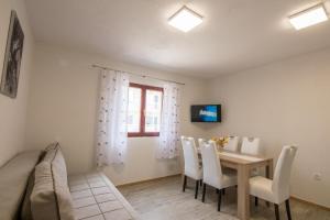 TV a/nebo společenská místnost v ubytování Apartments Family Roso
