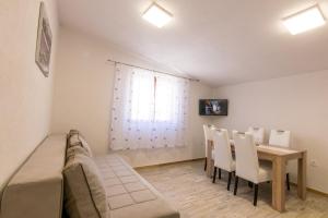 TV a/nebo společenská místnost v ubytování Apartments Family Roso