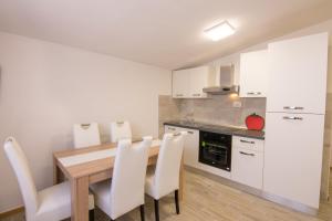 Kuchyň nebo kuchyňský kout v ubytování Apartments Family Roso