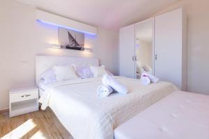 Postel nebo postele na pokoji v ubytování Apartments Family Roso