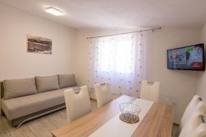 TV a/nebo společenská místnost v ubytování Apartments Family Roso