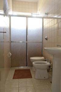 a bathroom with a shower with a toilet and a sink at Hospedagem Solar do Rosário in Diamantina