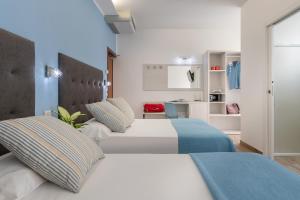 En eller flere senger på et rom på Hotel Maria Serena