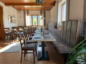 Ein Restaurant oder anderes Speiselokal in der Unterkunft Bürgerhof Katzenfurt 