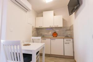 Kuchyň nebo kuchyňský kout v ubytování Apartments Family Roso