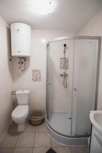 Vonios kambarys apgyvendinimo įstaigoje Trzy Kolory Jezierzany