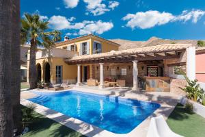 uma piscina no quintal de uma casa em Villa exclusiva con espectaculares vistas al Mediterráneo em Cala de Finestrat