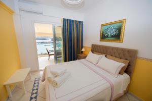 A bed or beds in a room at Napoleon On The Beach