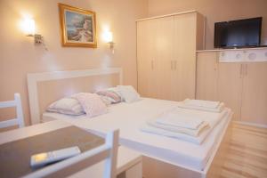 Una pequeña habitación con una cama con toallas. en Ba & Bo, en Šibenik