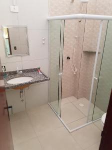 ein Badezimmer mit Dusche und Waschbecken in der Unterkunft Casa dentro de Porto de Galinhas. 04Suítes.01Quarto. in Porto De Galinhas + 74 Fotos