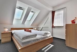 Postel nebo postele na pokoji v ubytování Pension Česká