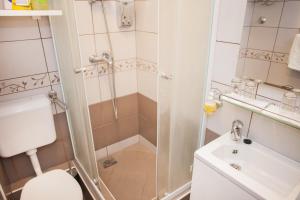 baño pequeño con ducha y lavamanos en Ba & Bo, en Šibenik 7 fotos más