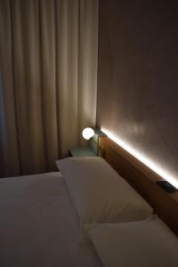 Postel nebo postele na pokoji v ubytování Garden Hotel