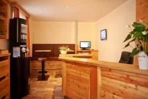 an office with a bar with a desk and chairs at Lärchenhof in Flachau