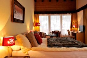 Postel nebo postele na pokoji v ubytování Chalet-Hotel Beau-Site
