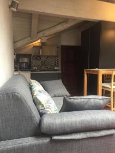 ein Sofa mit Kissen im Wohnzimmer in der Unterkunft la petite maison in Aosta