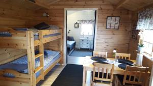 a room with two bunk beds and a dining room at Gripenbergs Gårdsbutik in Skänninge