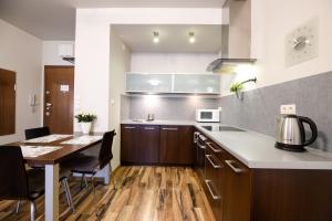 cocina con mesa y comedor en Apartments of Pawia, en Cracovia