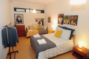 uma sala de estar com uma cama e um sofá em Apartamento Quinta do Faial no Funchal