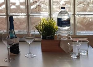 Una botella de vino y dos copas en una mesa. en Apartamento Delicia 1, en Benalmádena
