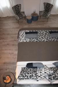 2 camas en una habitación con sillas y mesa en B&B Rocambola, en Nogara