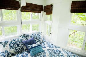 מיטה או מיטות בחדר ב-The Cottage Treehouses