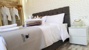 Posteľ alebo postele v izbe v ubytovaní Petite Palace Aristotelous 8