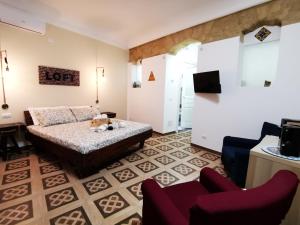 A television and/or entertainment centre at Suite Inn Centro Dimora Storica