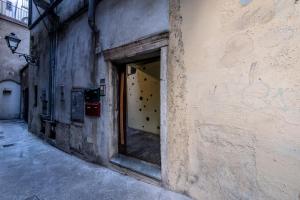 een steegje met een deur aan de zijkant van een gebouw bij SPIRIT of the MOON in Brescia