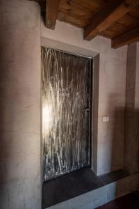 SPIRIT of the MOON في بريشيا: جدار معدني مع كتابات على جانب غرفة