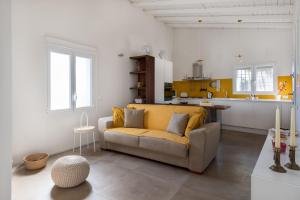 a living room with a couch and a kitchen at La Latomia Villa nei pressi del Teatro Greco in Siracusa