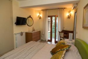 a bedroom with a large bed and a mirror at Agapantus Bed & Breakfast in Diamante