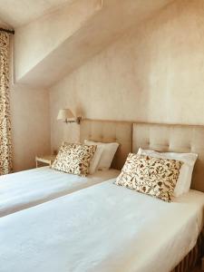 two beds sitting next to each other in a bedroom at Quinta De Catralvos in Azeitao +5 photos
