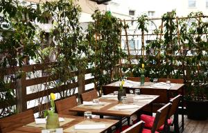 Reštaurácia alebo iné gastronomické zariadenie v ubytovaní Pod Zidom Rooms
