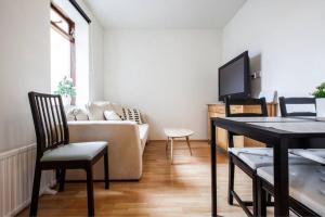 ein Wohnzimmer mit einem Tisch und einem Sofa in der Unterkunft Stay Iceland apartments - B 22a in Reykjavík