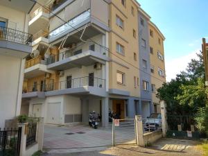 un bâtiment avec une moto garée devant lui dans l'établissement Rock & Roll 2 - Modern apartment in Trikala, à Tríkala