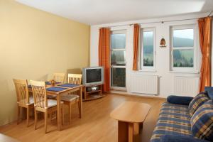TV a/nebo společenská místnost v ubytování Apartmány KLÍNOVEC - Apartment KEILBERG