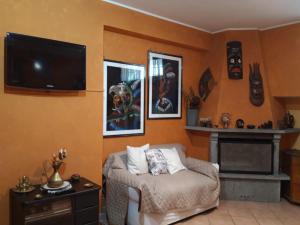 a living room with a couch and a tv at Flowery House in Rome