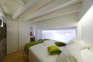 
A bed or beds in a room at Guimarães Studios Lounge

