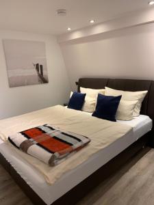 ハーヘンブルクにあるHotel Friedrichのベッドルーム1室(毛布付きのベッド1台付)