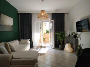 un soggiorno con divano e tavolo di Bright Apartment steps from the Sea a Salonicco
