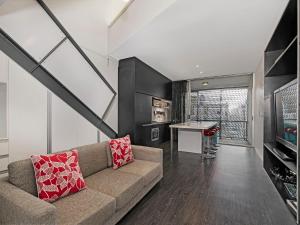 un soggiorno con divano e tavolo di The Miro Apartments a Brisbane