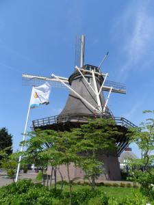 un molino de viento con una bandera delante de él en Apartment Amsterdam New West - Free parking, en Ámsterdam