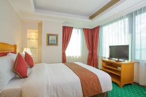 a hotel room with a bed and a flat screen tv at BEST WESTERN PLUS Hotel Hong Kong in Hong Kong