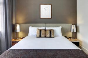 Letto o letti in una camera di Rendezvous Heritage Hotel Auckland