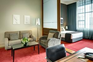 una suite con letto e soggiorno di Rendezvous Heritage Hotel Auckland ad Auckland