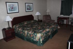 Una cama o camas en una habitación de Garden City Inn