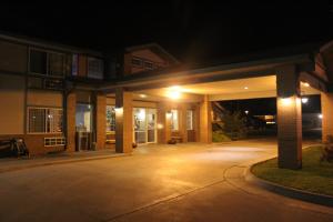 an empty driveway in front of a building at night at Garden City Inn in Garden City