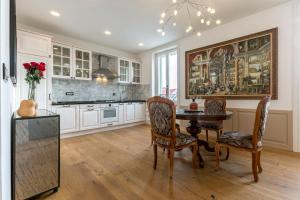 Kuchyň nebo kuchyňský kout v ubytování Queen Apartment