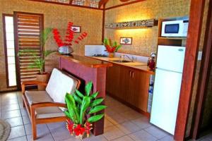 Rarotonga Beach Bungalows tesisinde mutfak veya mini mutfak